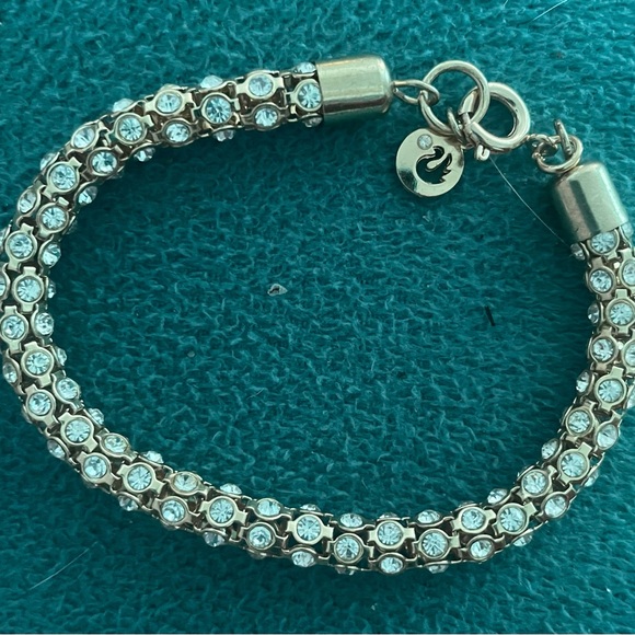 Gold tennis bracelet with 166 crystals in snake like interlocking formation. - Picture 1 of 5